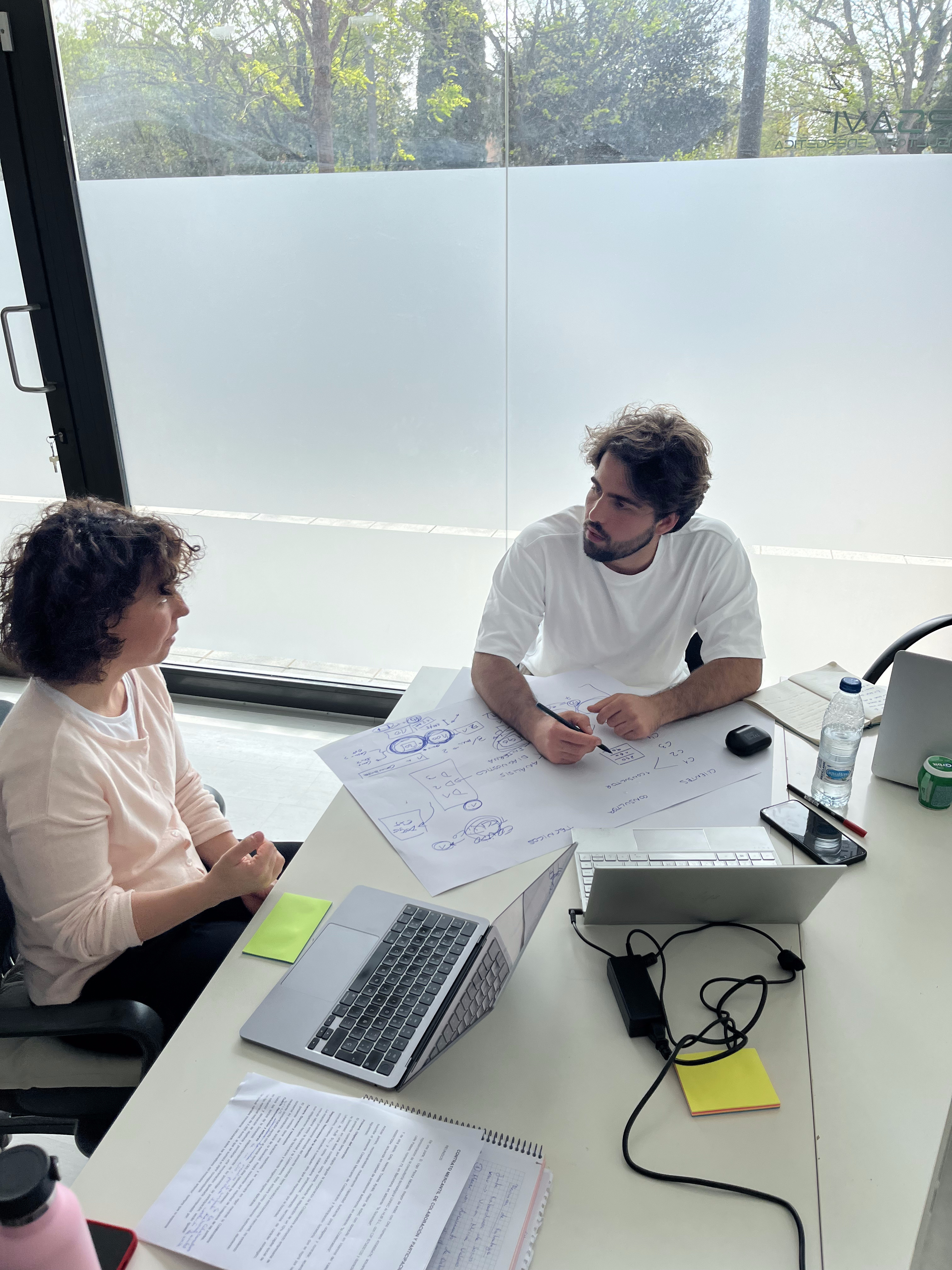 Consultoría - Identificamos procesos con impacto, priorizamos quick wins y definimos una hoja de ruta con retorno.